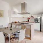 Апартаменти Spacious Near The Sea *
