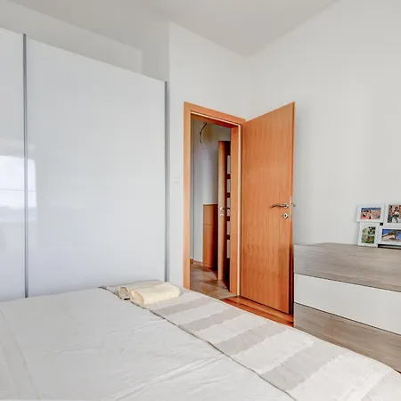 Апартаменти Spacious Near The Sea