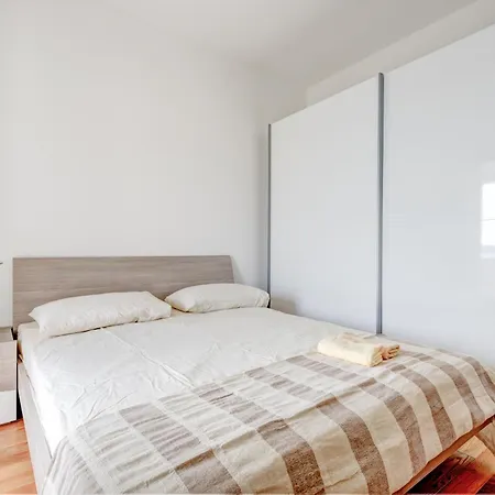 Апартаменти Spacious Near The Sea *