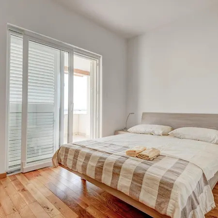 Апартаменти Spacious Near The Sea Задар